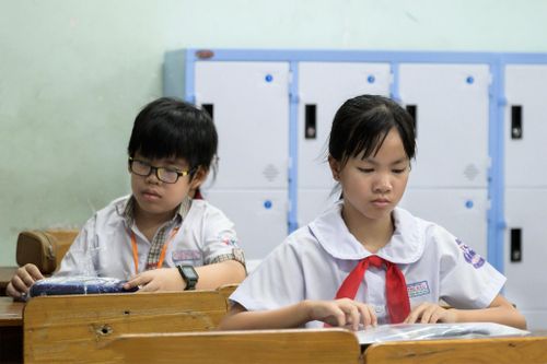 Đối với bốn trường còn lại gồm THCS Hoa Lư, THCS Bình Thọ, THCS Trần Quốc Toản và THCS Nguyễn An Ninh, Sở GD&ĐT xây dựng đề khảo sát và hỗ trợ chuyên môn, còn UBND các phường tổ chức coi khảo sát, chấm bài và xử lý phúc khảo. Bài khảo sát có thời lượng 90 phút với cấu trúc tương tự, riêng phần tiếng Anh tập trung đánh giá kỹ năng đọc hiểu và viết, bên cạnh các nội dung về toán học, tư duy logic, đọc hiểu và làm văn.