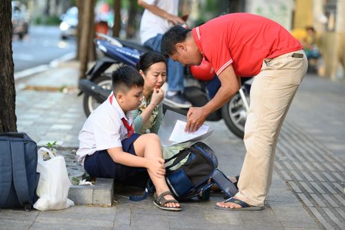Được dì đưa đến điểm khảo sát từ sớm, Trần Lê Minh Đăng, học sinh trường Tiểu học Đại Thành, không giấu được vẻ hồi hộp trước giờ làm bài. Dù vậy, em vẫn tự tin sẽ hoàn thành tốt bài khảo sát. "Con muốn học Trần Đại Nghĩa vì anh con cũng từng học ở đây", Đăng chia sẻ với Tri Thức - Znews. Là giáo viên tiểu học, chị Trần Phạm Quyên Quyên - dì ruột của Đăng - đã đồng hành cùng cháu trong quá trình ôn tập. Chị Quyên cho biết Minh Đăng không học thêm mà chủ yếu tự học tại nhà dưới sự hướng dẫn của gia đình.