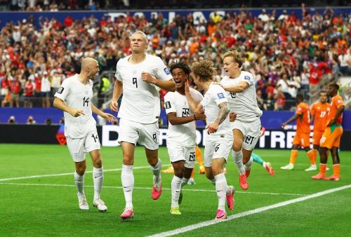 Haaland cùng đồng đội ăn mừng sau khi Na Uy giành quyền vào vòng 16 đội gặp Brazil.