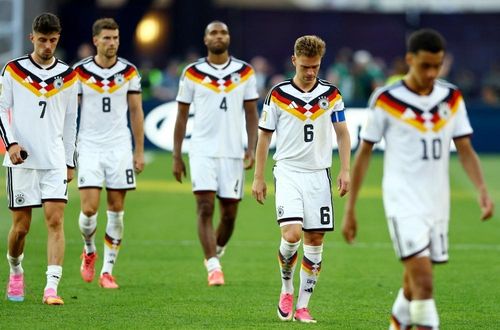 Joshua Kimmich phải đi tìm người thực hiện quả phạt đền thứ sáu cho tuyển Đức. 