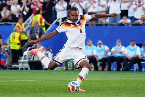  Jonathan Tah sút hỏng trong khoảnh khắc định đoạt, trước khi Paraguay kết liễu loạt luân lưu. 