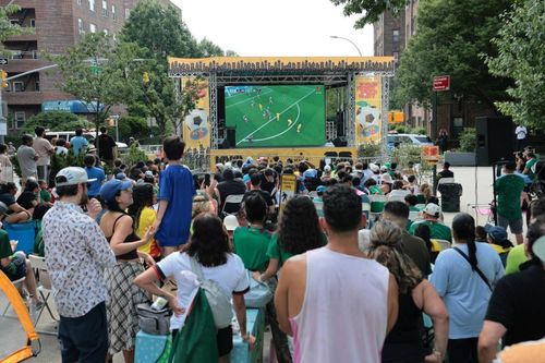 Nhiều người đang xem giải FIFA tại New York. Ảnh: Bloomberg.