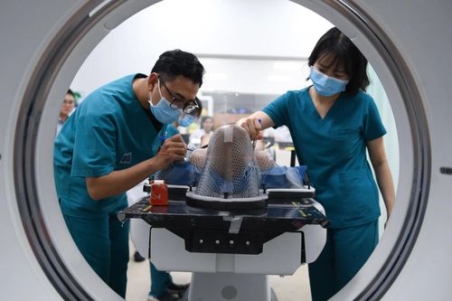 Bệnh nhân xạ trị tại Bệnh viện Ung bướu TP.HCM. Ảnh: Duy Hiệu.