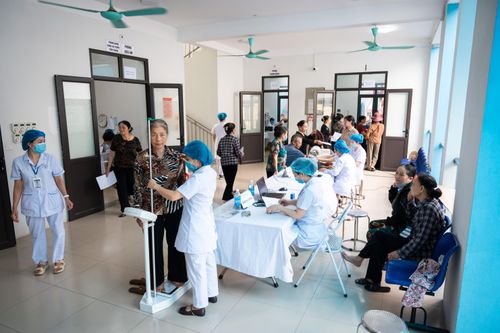 Ghi nhận lúc 6h30 sáng 1/7, đông đảo người dân có mặt tại Trạm Y tế xã Mê Linh để khám sức khỏe định kỳ và sàng lọc bệnh tật miễn phí.