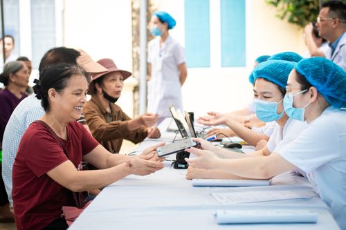 Nhóm được khám sức khỏe là toàn bộ người dân đang sinh sống trên địa bàn Hà Nội, có đăng ký thường trú hoặc tạm trú từ 12 tháng trở lên và được xác nhận qua ứng dụng VNeID. Tổng số người thuộc diện được khám ước khoảng 9,2 triệu.
