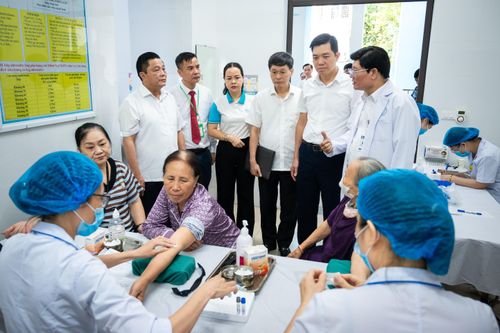 Từ sáng sớm, Phó Giám đốc Sở Y tế Hà Nội Vũ Cao Cương đã có mặt tại Trạm Y tế Mê Linh để kiểm tra công tác khám chữa bệnh cho người dân. Theo ông Cương, chương trình đánh dấu bước khởi đầu cho một chính sách chăm sóc sức khỏe toàn dân có quy mô lớn nhất từ trước đến nay của Hà Nội. Lãnh đạo Sở Y tế yêu cầu các đơn vị cần đặc biệt quan tâm công tác cập nhật dữ liệu, quản lý hồ sơ sức khỏe điện tử và thực hiện nghiêm chế độ thống kê báo cáo, nhằm bảo đảm tính chính xác, đồng bộ và hiệu quả trong quản lý sức khỏe toàn dân.