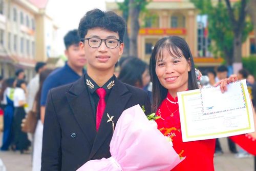 Thủ khoa Nguyễn Khắc Công và mẹ. Ảnh: NVCC.