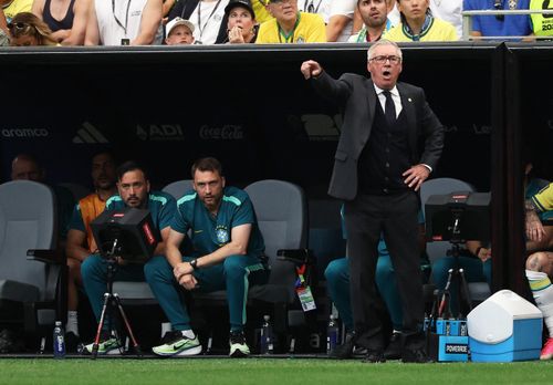  Ancelotti mạnh dạn tăng sức ép, trong khi Moriyasu bị chỉ trích vì để Nhật Bản lùi quá sâu sau khi dẫn bàn. 