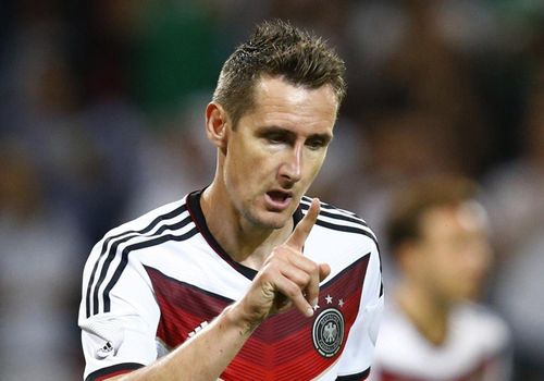  Đức chưa tìm được mẫu trung phong có khả năng chiếm lĩnh vùng cấm như Bierhoff hay Klose trước đây. 