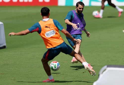 Roberto Martinez đối mặt bài toán khó khi Bernardo Silva không còn phù hợp hoàn toàn với hệ thống hiện tại.