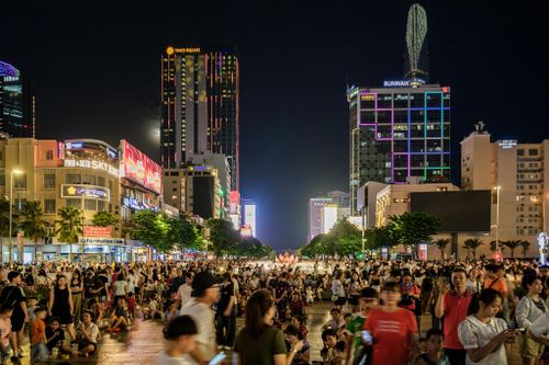 Theo Ban tổ chức, chương trình diễn ra vào tối 1 và 2/7 tại mặt tiền trụ sở UBND TP.HCM. Công nghệ 3D Mapping được sử dụng để biến công trình biểu tượng của thành phố thành không gian trình diễn nghệ thuật, nơi ánh sáng và hình ảnh kể câu chuyện về lịch sử, bản sắc văn hóa và khát vọng phát triển của thành phố mang tên Bác.