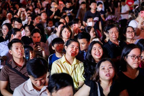 Âm nhạc, ánh sáng và hiệu ứng hình ảnh được đồng bộ, mang đến trải nghiệm thị giác đa tầng. Khán giả liên tục hướng mắt về công trình để theo dõi từng phân cảnh. Nhiều người giơ điện thoại ghi lại màn trình diễn. Không ít du khách cũng dừng chân theo dõi và chia sẻ hình ảnh lên mạng xã hội.
