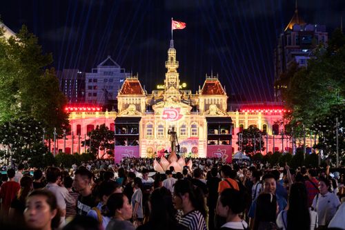 Khu vực trung tâm TP.HCM trở thành sân khấu ngoài trời của ánh sáng, âm nhạc và công nghệ. Hàng nghìn người dân đứng kín các tuyến đường Lê Thánh Tôn, Nguyễn Huệ và khu vực trước trụ sở UBND TP.HCM để chờ đón màn trình diễn 3D Mapping điểm nhấn trong chuỗi sự kiện kỷ niệm 50 năm ngày Thành phố Sài Gòn - Gia Định vinh dự mang tên Chủ tịch Hồ Chí Minh (2/7/1976-2/7/2026).