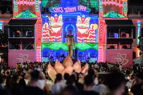 Thông qua công nghệ 3D Mapping, chương trình tái hiện những dấu mốc quan trọng trong hành trình 50 năm xây dựng và phát triển của TP.HCM kể từ khi chính thức mang tên Chủ tịch Hồ Chí Minh.