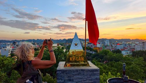 Du khách quốc tế ghi lại những bức ảnh đẹp trên đỉnh Kỳ Lân - điểm check-in siêu "hot" ở Ninh Bình