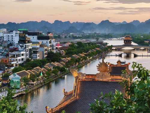 Trên đỉnh Kỳ Lân du khách ngắm toàn cảnh Phố cổ Hoa Lư