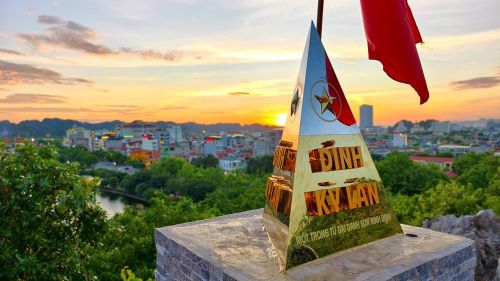 Cảnh ngắm hoàng hôn đẹp siêu thực trên đỉnh Kỳ Lân