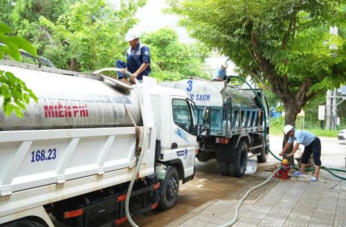 HueWACO sử dụng xe bồn cấp nước sạch lưu động cho người dân ở các khu vực đang thiếu nước. Ảnh: CTV