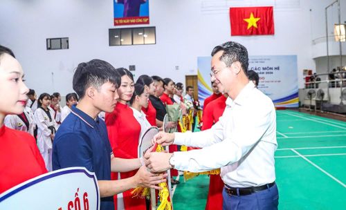 Ông Phạm Xuân Tài trao cờ cho các đơn vị tham dự giải