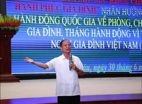 Diễn giả, nhà báo, bác sĩ Mai Xuân Phương trao đổi, chia sẻ tại hội nghị