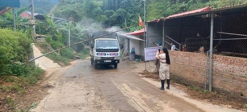 Địa phương tiến hành khử trùng phương tiện trong vùng có dịch, ghi nhận thời điểm giữa tháng 6.2026. Ảnh: Sơn Lâm
