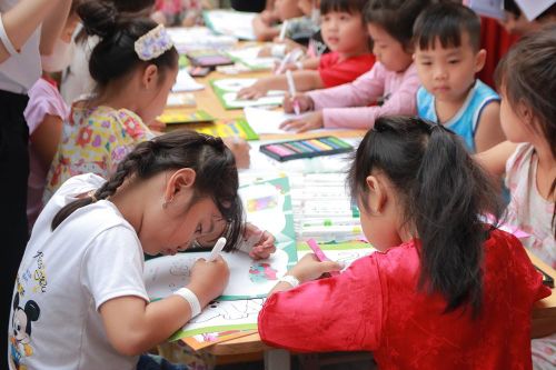 Các bạn nhỏ trải nghiệm hoạt động tô màu