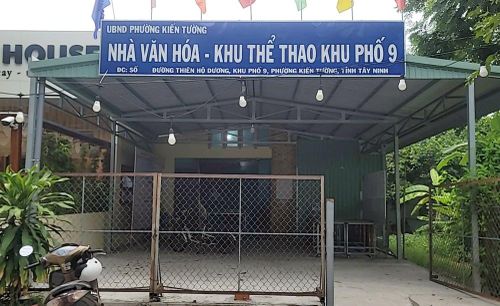 Ảnh chụp một nhà văn hóa - khu thể thao Khu phố 9, phường Kiến Tường của nhóm nghiên cứu đề tài