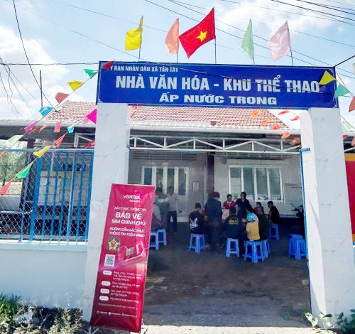 Người dân đến sinh hoạt tại Nhà văn hóa - Khu thể thao ấp Nước Trong, xã Tân Tây, tỉnh Tây Ninh