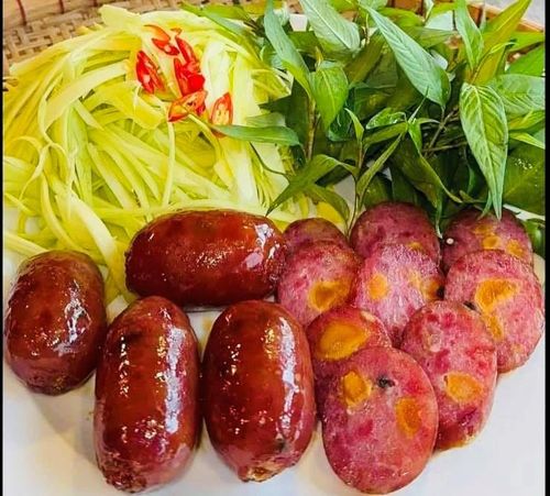 Món "tung lò mò" được ăn kèm với nhiều gia vị khác nhau