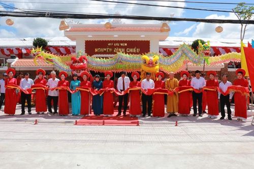 Các đại biểu cắt băng khánh thành Nhà lưu niệm Nguyễn Đình Chiểu. Ảnh: Bùi Giang - TTXVN
