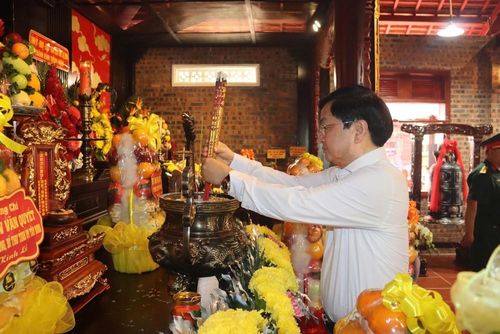 Bí thư Tỉnh ủy Tây Ninh Nguyễn Văn Quyết dâng hương tại Nhà lưu niệm Nguyễn Đình Chiểu. Ảnh: Bùi Giang - TTXVN