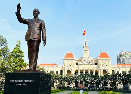 Tên gọi Thành phố Hồ Chí Minh kết tinh ba tầng ý nghĩa: Ký ức về một cuộc đấu tranh vĩ đại; lòng biết ơn đối với lãnh tụ kính yêu của dân tộc; và niềm tin vào vai trò đặc biệt của Thành phố trong tương lai đất nước