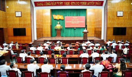 Hội nghị công bố và trao các quyết định của Ban Thường vụ Thành ủy, Chủ tịch UBND TP. Huế về công tác cán bộ - Ảnh: VGP