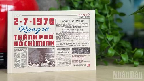 Bìa tập sách "2-7-1976 rạng rỡ Thành phố Hồ Chí Minh". (Ảnh: LINH BẢO)