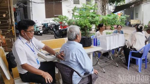 Khám sức khỏe người cao tuổi tại nơi cư trú.