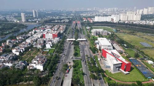 Công trình tuyến đường bắc Nhà Bè-nam Bình Chánh (nay là đại lộ Nguyễn Văn Linh) được chính thức khởi công và được khánh thành vào năm 2007, dài 18km, được xem là đại lộ đầu tiên và dài nhất thành phố, thi công hoàn thiện đã làm thay đổi diện mạo 3.000ha khu nam Sài Gòn. (Ảnh: THÀNH ĐẠT)