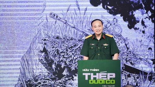 Đại tá Nguyễn Văn Sáu, Phó Giám đốc, Phó Tổng Biên tập Nhà xuất bản Quân đội nhân dân phát biểu.