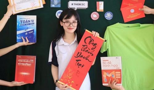 Quỳnh Trang, cô gái nhỏ nhắn là một trong hai học sinh có điểm thi cao nhất trong kỳ thi Trung học phổ thông quốc gia 2026, với tổng điểm 38,5.
