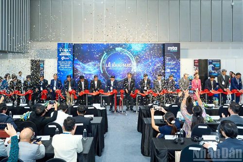 Các đại biểu nghi thức cắt băng khai mạc Triển lãm Quốc tế lần thứ 22 về cơ khí chính xác và sản xuất chế tạo - MTA Vietnam 2026.
