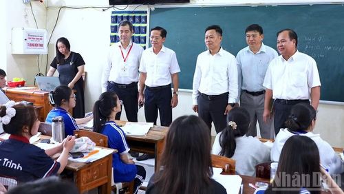 Lãnh đạo Bộ Giáo dục và Đào tạo cùng lãnh đạo tỉnh Cà Mau kiểm tra công tác trước khi kỳ thi chính thức diễn ra.
