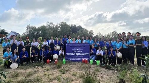 Các đại biểu tham gia thực hiện “Vườn cây đại đoàn kết” tại xã Cần Giờ ngày 30/6 chụp hình lưu niệm.