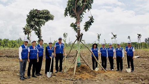 Đại biểu Hội Nông dân Thành phố tham gia trồng cây thực hiện “Vườn cây đại đoàn kết” tại Công viên văn hóa Láng Le.