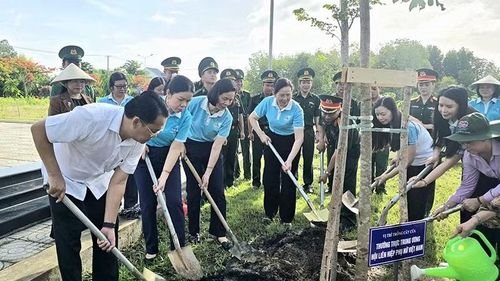 Các đại biểu trồng cây thực hiện “Vườn cây đại đoàn kết” tại xã Cần Giờ ngày 30/6.