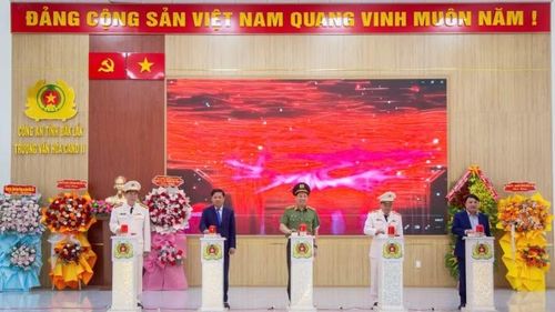 Các đại biểu thực hiện nghi thức khai bút tại Trường Văn hóa Công an nhân dân II tại Đắk Lắk.