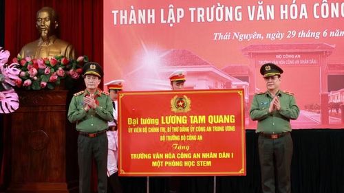 Thứ trưởng Công an Lê Quốc Hùng trao quà của Bộ trưởng Công an Lương Tam Quang tặng Trường Văn hóa Công an nhân dân I.