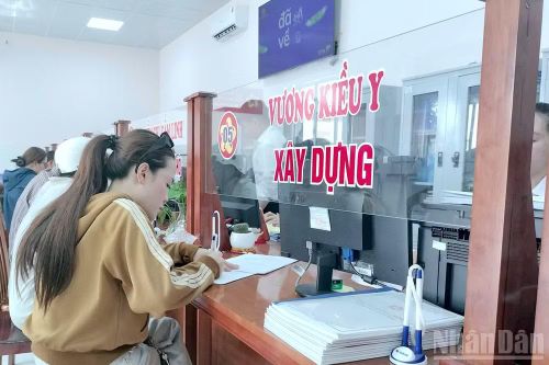 Sự hài lòng của người dân khi đến giao dịch tại bộ phận một cửa phường Tân Thành chính là thước đo thực tế cao nhất cho hiệu quả của việc áp dụng KPI.