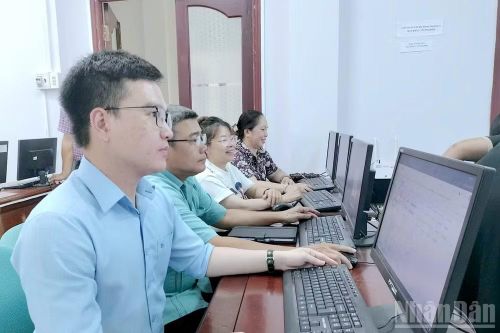 Cán bộ, công chức phường Tân Thành thực hiện cập nhật và theo dõi hiệu suất lao động trên giao diện phần mềm KPI trong giờ làm việc.