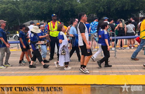  Cổ động viên Nhật Bản buồn bã rời sân Houston nhưng họ vững tin vào tương lai bóng đá nước nhà.