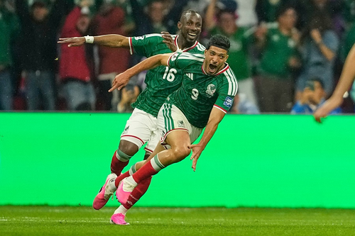 Raul Jimenez cùng đồng đội ăn mừng bàn thắng. Ảnh: AP