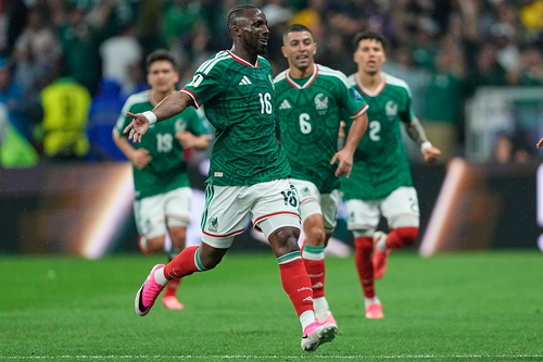 Niềm vui của các cầu thủ Mexico sau khi có bàn mở tỷ số. Ảnh: AP
